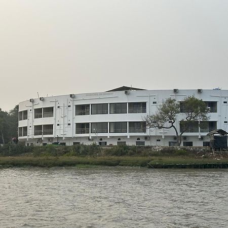 Ichhamati Hotel And Restaurant Hasnabad Eksteriør billede